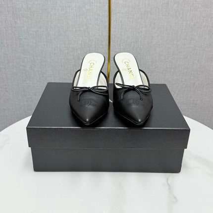 CC HEEL MULES 25S IN BLACK LAMBSKIN WITH BOW