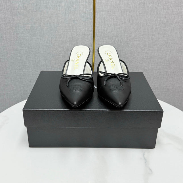 CC HEEL MULES 25S IN BLACK LAMBSKIN WITH BOW