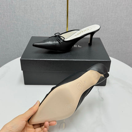 CC HEEL MULES 25S IN BLACK LAMBSKIN WITH BOW
