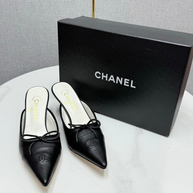 CC HEEL MULES 25S IN BLACK LAMBSKIN WITH BOW