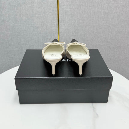 CC HEEL MULES 25S IN BLACK AND CREAM WHITE LAMBSKIN WITH BOW