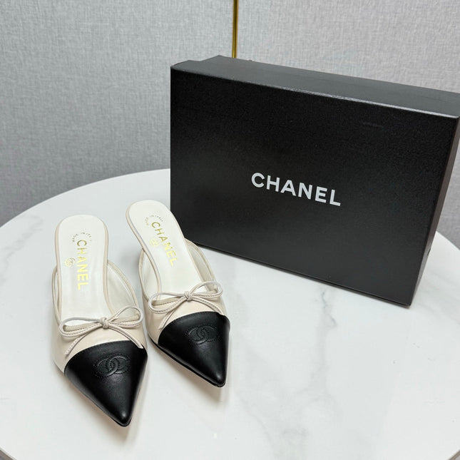 CC HEEL MULES 25S IN BLACK AND CREAM WHITE LAMBSKIN WITH BOW