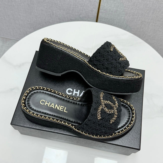 CC WEDGE SOLE SANDALS 25S IN BLACK FABRIC WITH LOGO