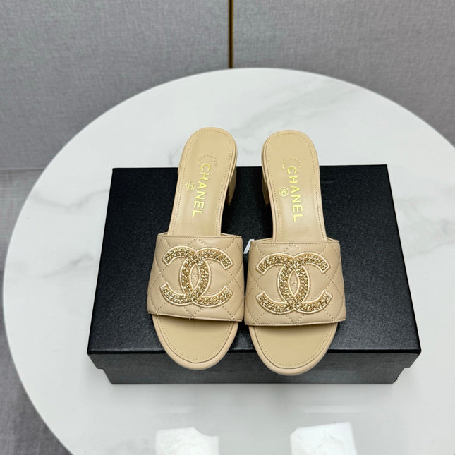 CC HIGH HEEL 25S IN BEIGE CALFSKIN WITH LOGO