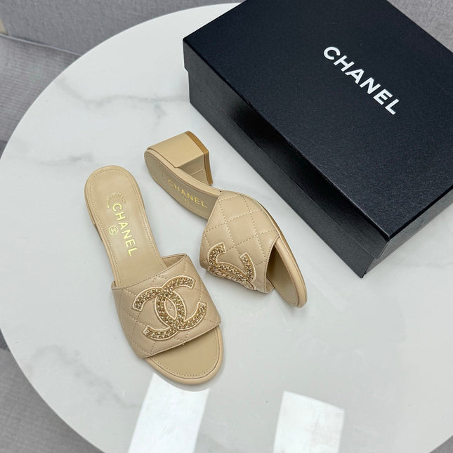 CC HIGH HEEL 25S IN BEIGE CALFSKIN WITH LOGO