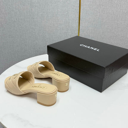 CC HIGH HEEL 25S IN BEIGE CALFSKIN WITH LOGO