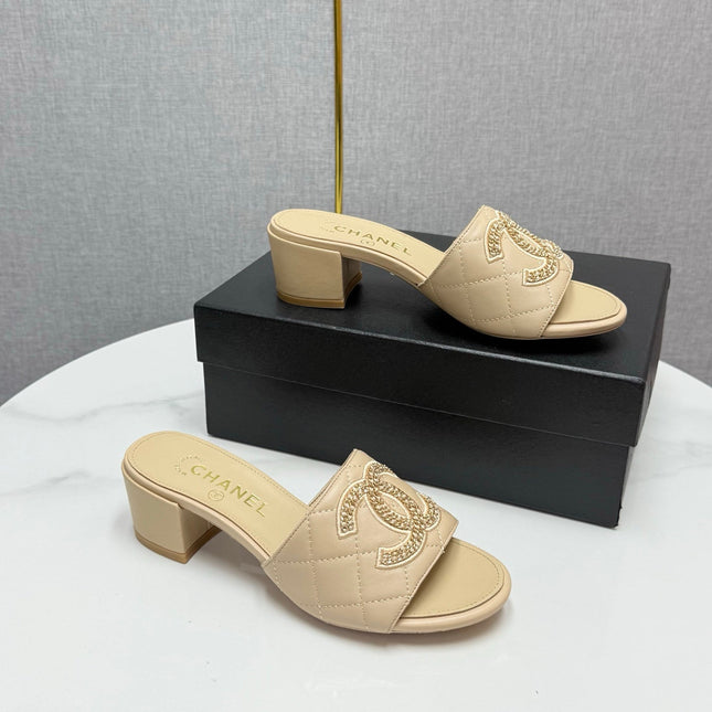 CC HIGH HEEL 25S IN BEIGE CALFSKIN WITH LOGO