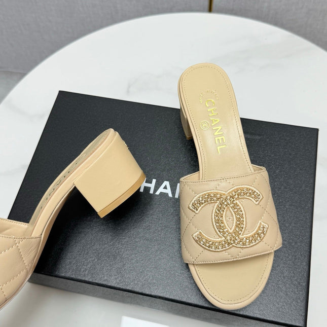 CC HIGH HEEL 25S IN BEIGE CALFSKIN WITH LOGO