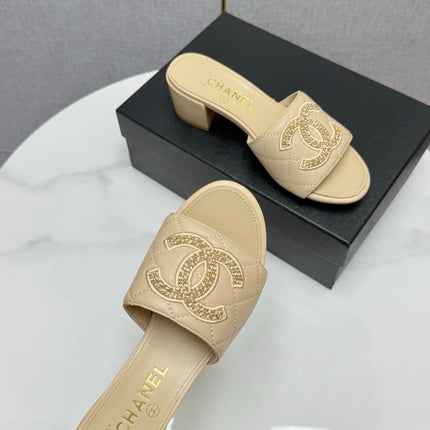 CC HIGH HEEL 25S IN BEIGE CALFSKIN WITH LOGO