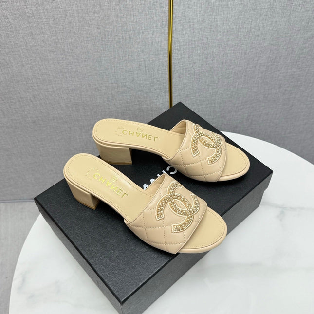 CC HIGH HEEL 25S IN BEIGE CALFSKIN WITH LOGO