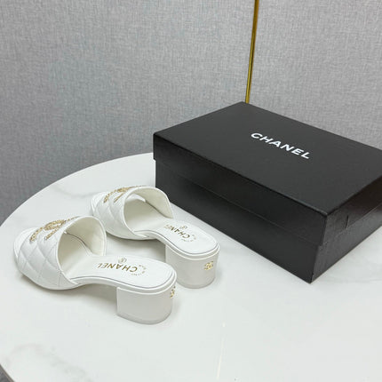 CC HIGH HEEL 25S IN WHITE CALFSKIN WITH LOGO