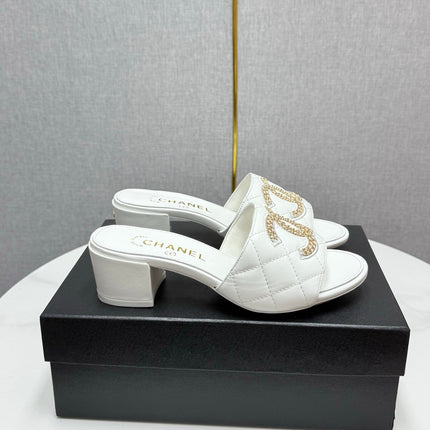 CC HIGH HEEL 25S IN WHITE CALFSKIN WITH LOGO