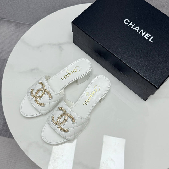 CC HIGH HEEL 25S IN WHITE CALFSKIN WITH LOGO