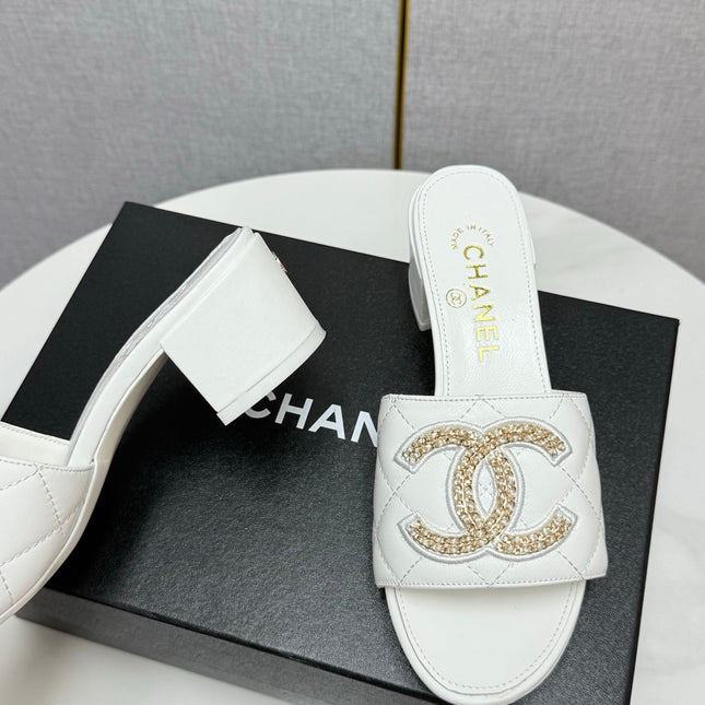 CC HIGH HEEL 25S IN WHITE CALFSKIN WITH LOGO