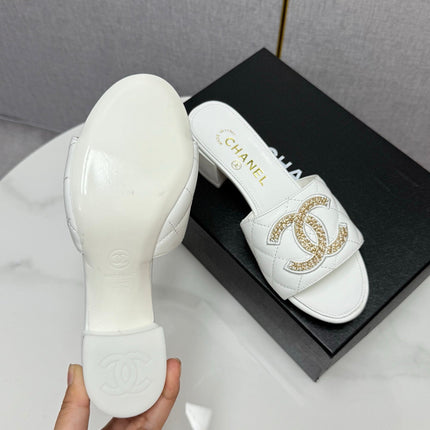 CC HIGH HEEL 25S IN WHITE CALFSKIN WITH LOGO