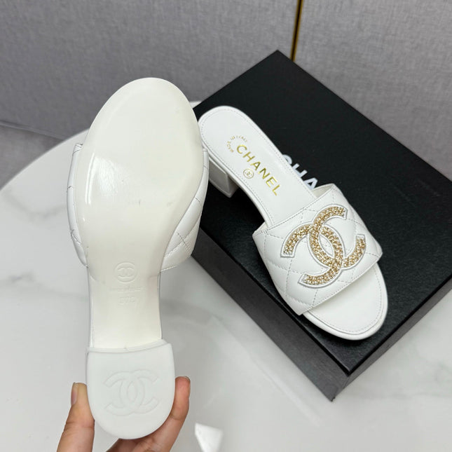CC HIGH HEEL 25S IN WHITE CALFSKIN WITH LOGO
