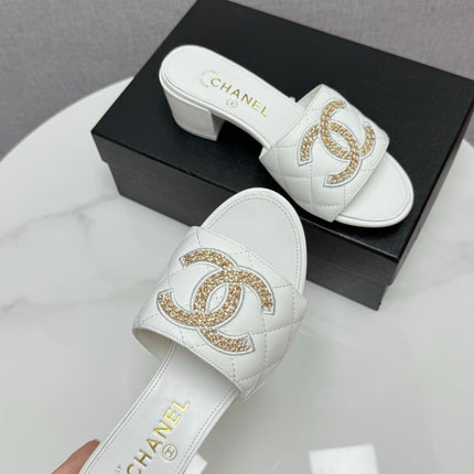 CC HIGH HEEL 25S IN WHITE CALFSKIN WITH LOGO