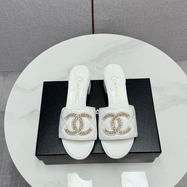 CC HIGH HEEL 25S IN WHITE CALFSKIN WITH LOGO