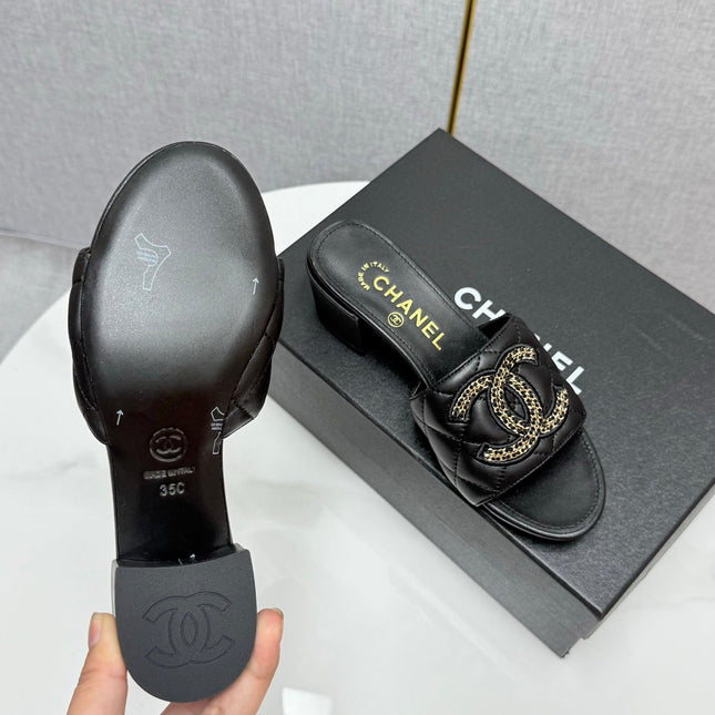 CC HIGH HEEL 25S IN BLACK CALFSKIN WITH LOGO