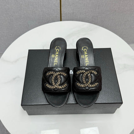 CC HIGH HEEL 25S IN BLACK CALFSKIN WITH LOGO