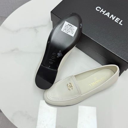 CC LOAFERS 25S IN WHITE CALFSKIN GOLD HARDWARE WITH STONES
