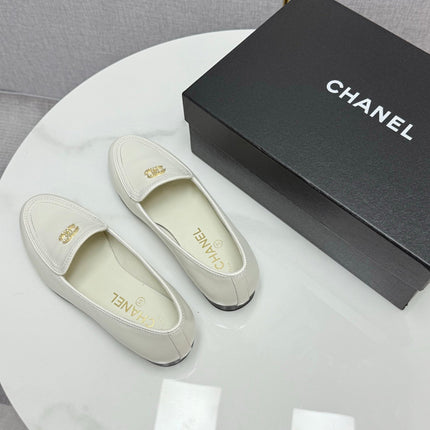 CC LOAFERS 25S IN WHITE CALFSKIN GOLD HARDWARE WITH STONES