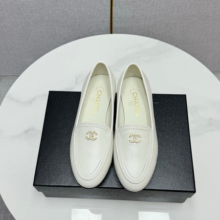 CC LOAFERS 25S IN WHITE CALFSKIN GOLD HARDWARE WITH STONES
