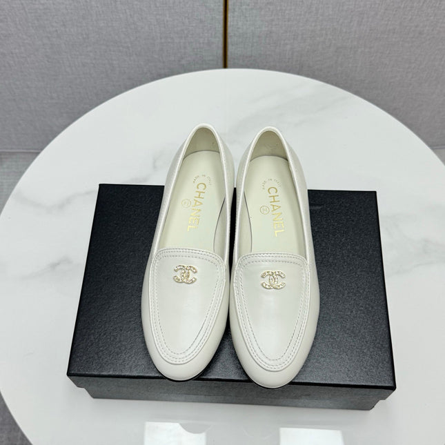 CC LOAFERS 25S IN WHITE CALFSKIN GOLD HARDWARE WITH STONES