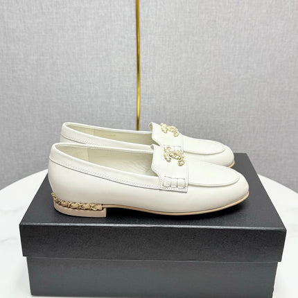 CC LOAFER 25S IN WHITE LAMBSKIN WITH GOLD HARDWARE