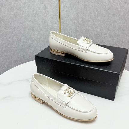 CC LOAFER 25S IN WHITE LAMBSKIN WITH GOLD HARDWARE