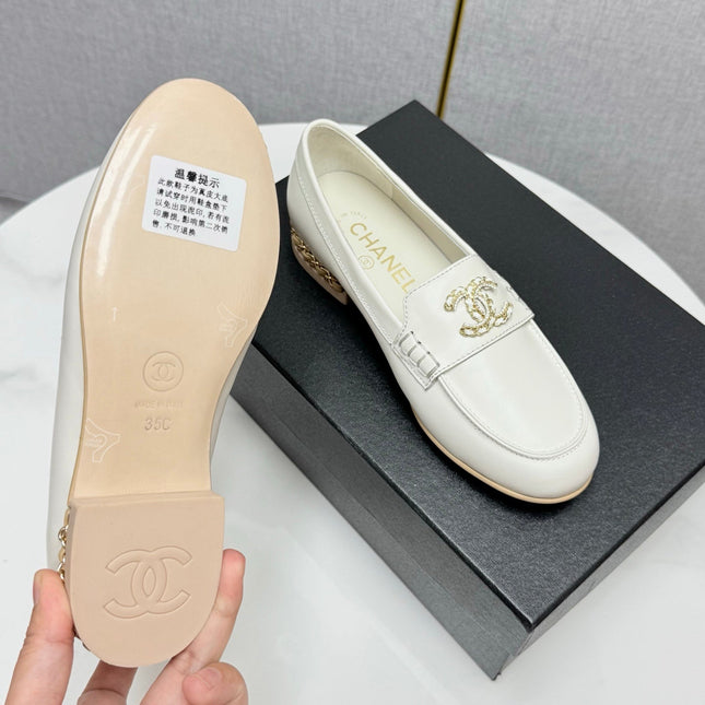 CC LOAFER 25S IN WHITE LAMBSKIN WITH GOLD HARDWARE