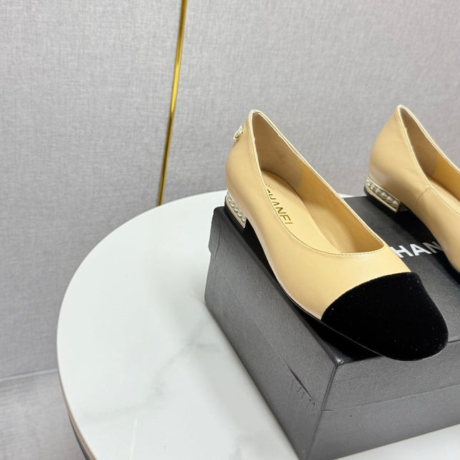 CC BALLET FLATS 25S IN BEIGE LAMBSKIN AND BLACK SUEDE WITH PEARL HEEL