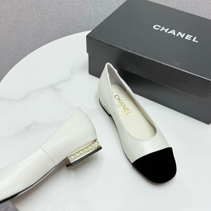 CC BALLET FLATS 25S IN WHITE LAMBSKIN AND BLACK SUEDE WITH PEARL HEEL
