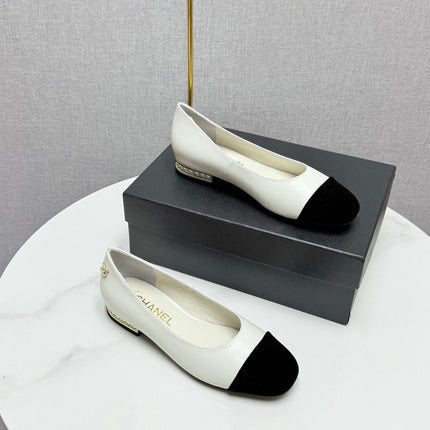 CC BALLET FLATS 25S IN WHITE LAMBSKIN AND BLACK SUEDE WITH PEARL HEEL