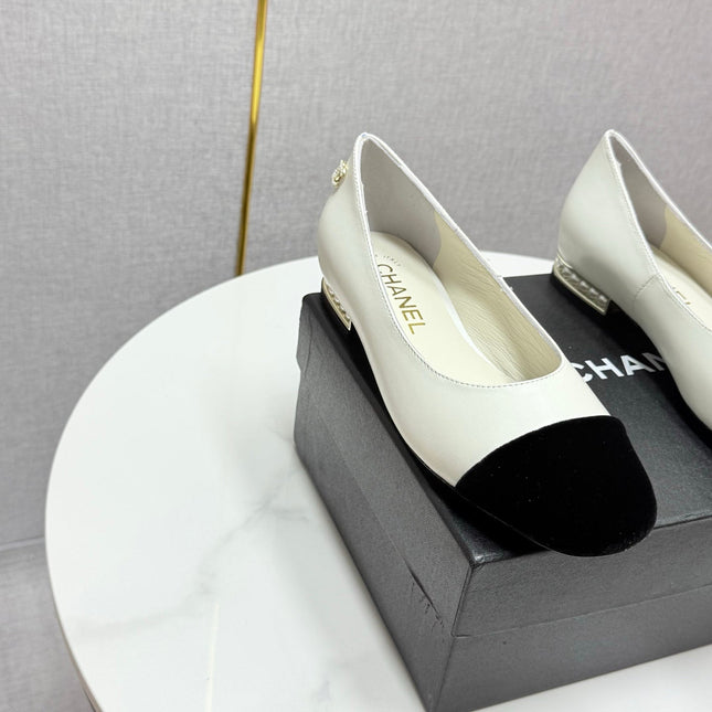 CC BALLET FLATS 25S IN WHITE LAMBSKIN AND BLACK SUEDE WITH PEARL HEEL
