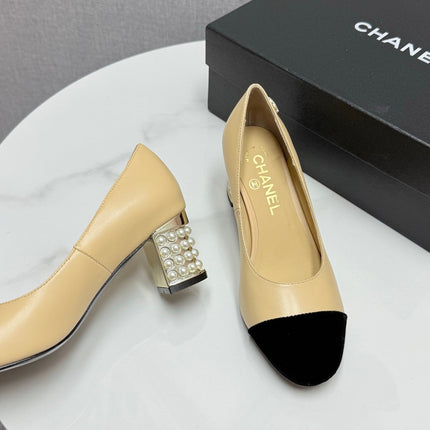 CC HIGH HEEL 25S IN BEIGE LAMBSKIN AND BLACK SUEDE WITH PEARL HEEL STYLE 4