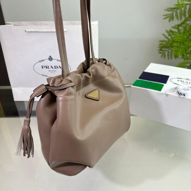 DRAWSTRING BUCKET BAG 25 IN BROWN BEAR SOFT LAMBSKIN