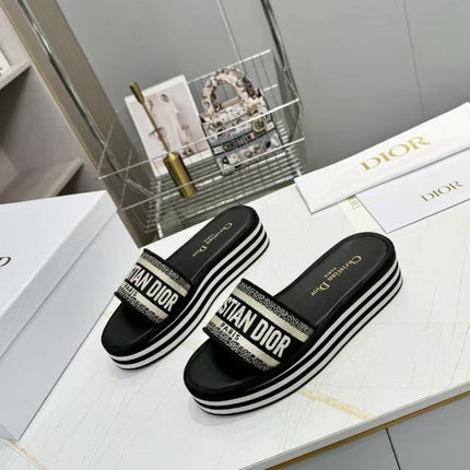 CD DWAY PLATFORM SLIDE IN BLACK AND WHITE COTTON EMBOSSED LOGO