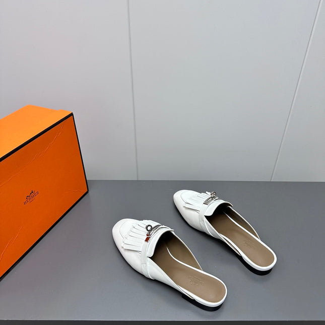 0Z MULE IN WHITE LAMBSKIN WITH FRINGE DETAIL