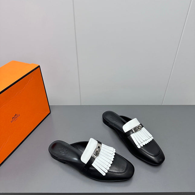 0Z MULE IN BLACK LAMBSKIN WITH WHITE FRINGE DETAIL