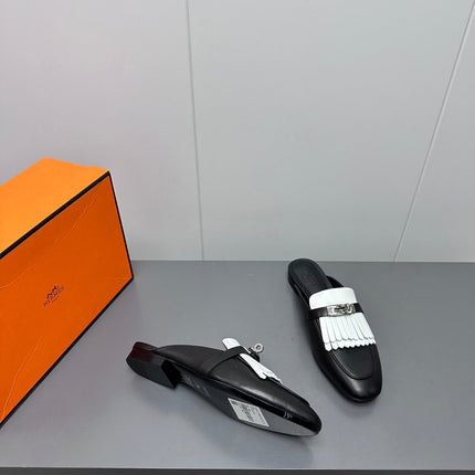 0Z MULE IN BLACK LAMBSKIN WITH WHITE FRINGE DETAIL