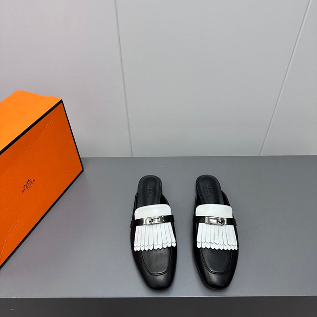 0Z MULE IN BLACK LAMBSKIN WITH WHITE FRINGE DETAIL