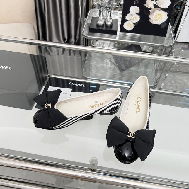 CHANEL 25S ROUND TOE BALLET FLATS WITH A BOW IN STRIPED PATTERN CALFSKIN