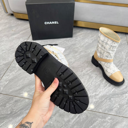CHANEL 25S MID-CALF BOOTS 45MM IN LIGHT BROWN CALFSKIN AND WHITE TWEED GOLD HARDWRE