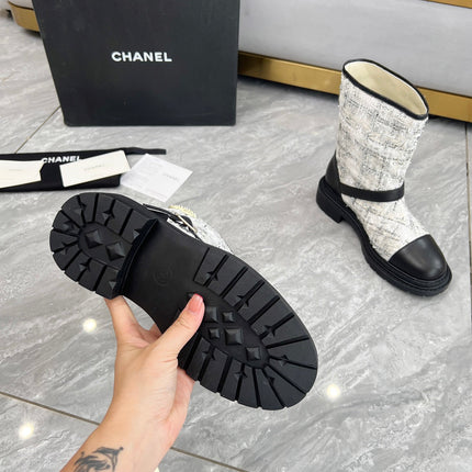 CHANEL 25S MID-CALF BOOTS 45MM IN BLACK CALFSKIN AND WHITE TWEED GOLD HARDWRE
