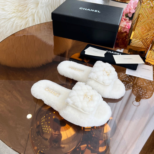 CHANEL 25S FUR SLIPPERS IN WHITE LOGO GOLD HARDWRE