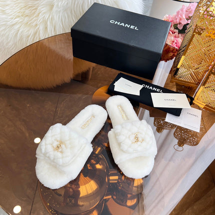 CHANEL 25S FUR SLIPPERS IN WHITE LOGO GOLD HARDWRE
