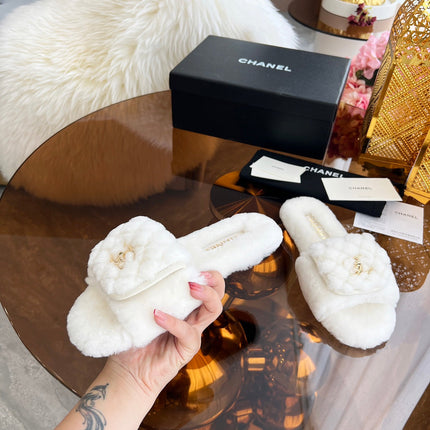 CHANEL 25S FUR SLIPPERS IN WHITE LOGO GOLD HARDWRE
