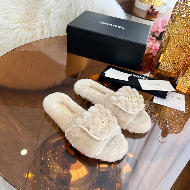 CHANEL 25S FUR SLIPPERS IN LIGHT BEIGE LOGO GOLD HARDWRE