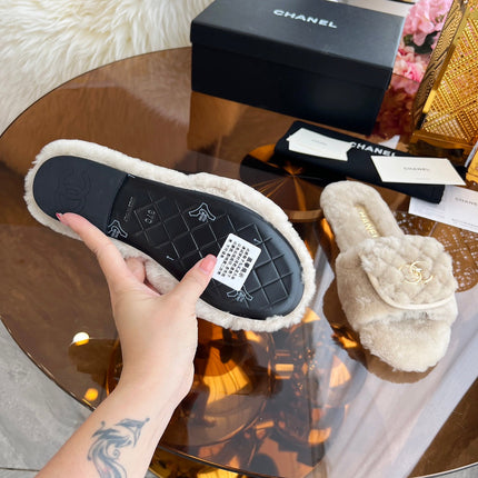 CHANEL 25S FUR SLIPPERS IN LIGHT BEIGE LOGO GOLD HARDWRE